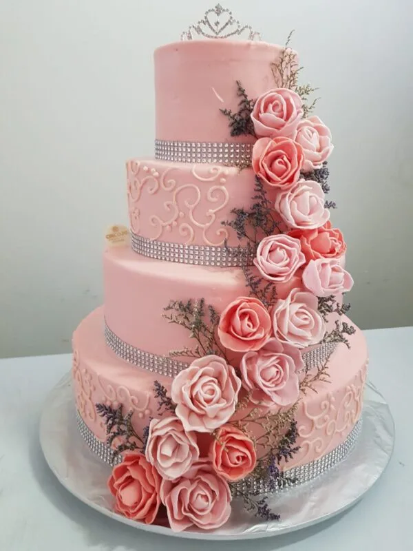 Pastel de 15 años con cascada de rosas