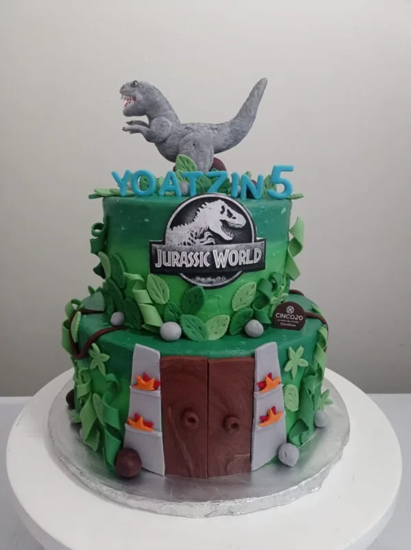 Pastel con decorado de dinosaurio