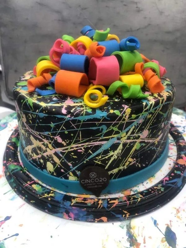 Pastel con colores neón
