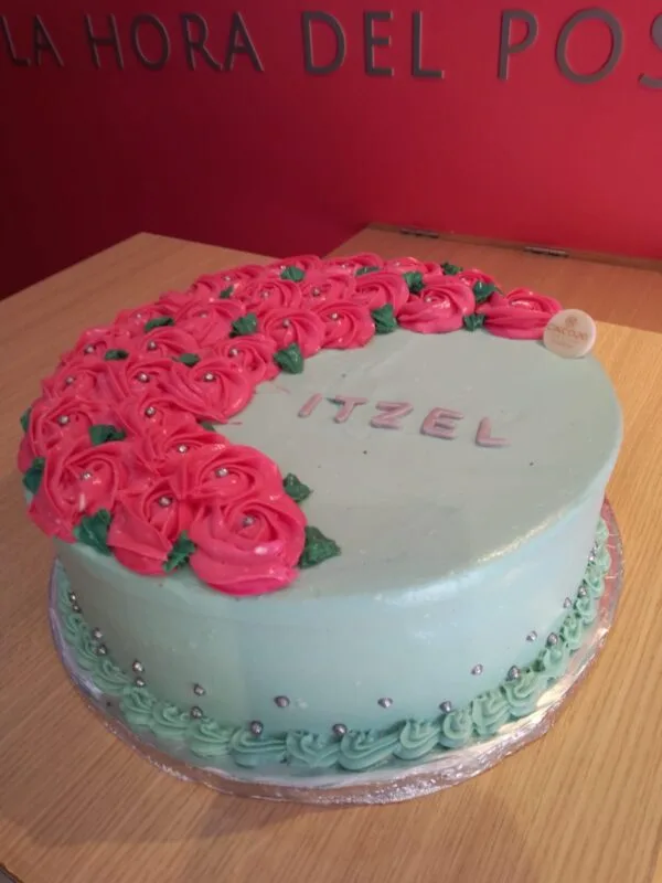 Pastel redondo en un piso con flores