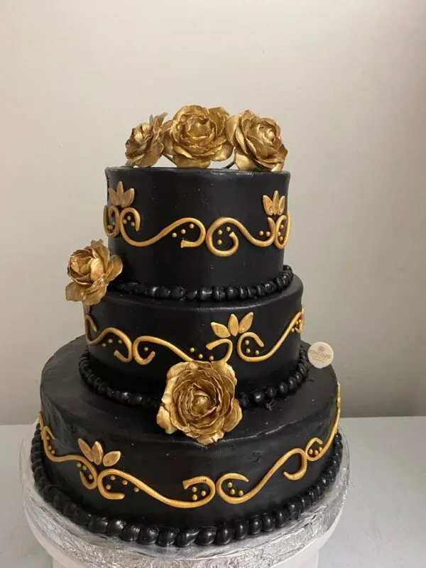 Pastel de 15 años en color negro y dorado