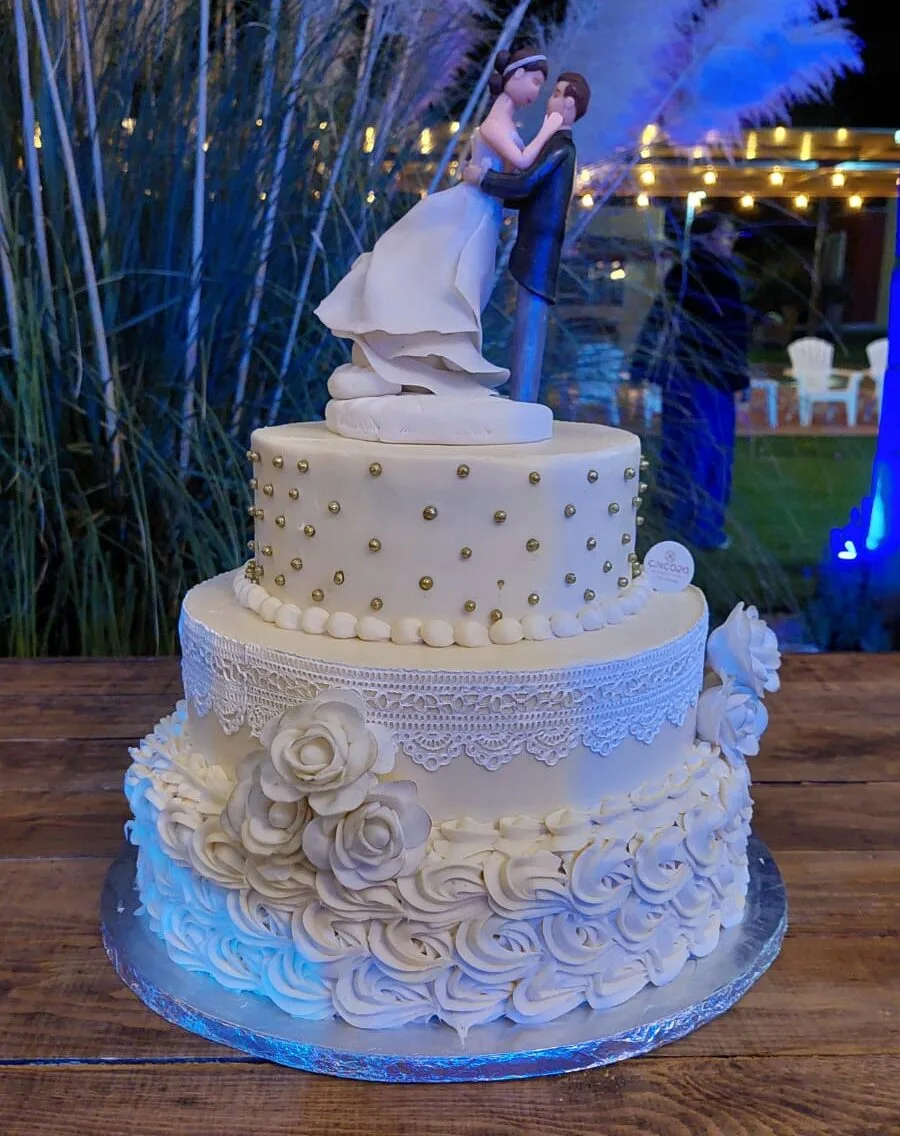 Pastel de boda con figuras de novios de ceramica Cinco20