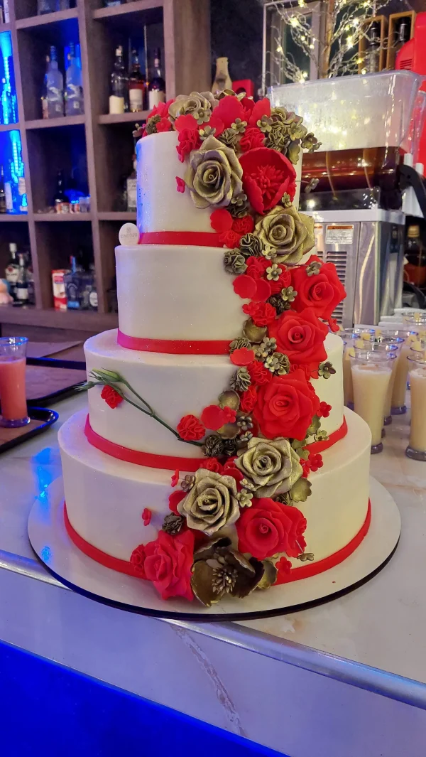 Pastel de boda para 200 personas en pisos y con flores