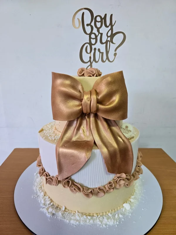 Pastel Revelación de género dorado con cake topper