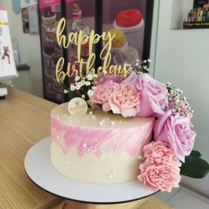 Pastel de cumpleaños con arreglo floral
