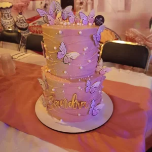 Pastel en dos pisos con mariposas
