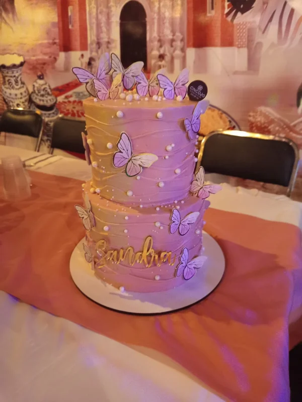 Pastel en dos pisos con mariposas